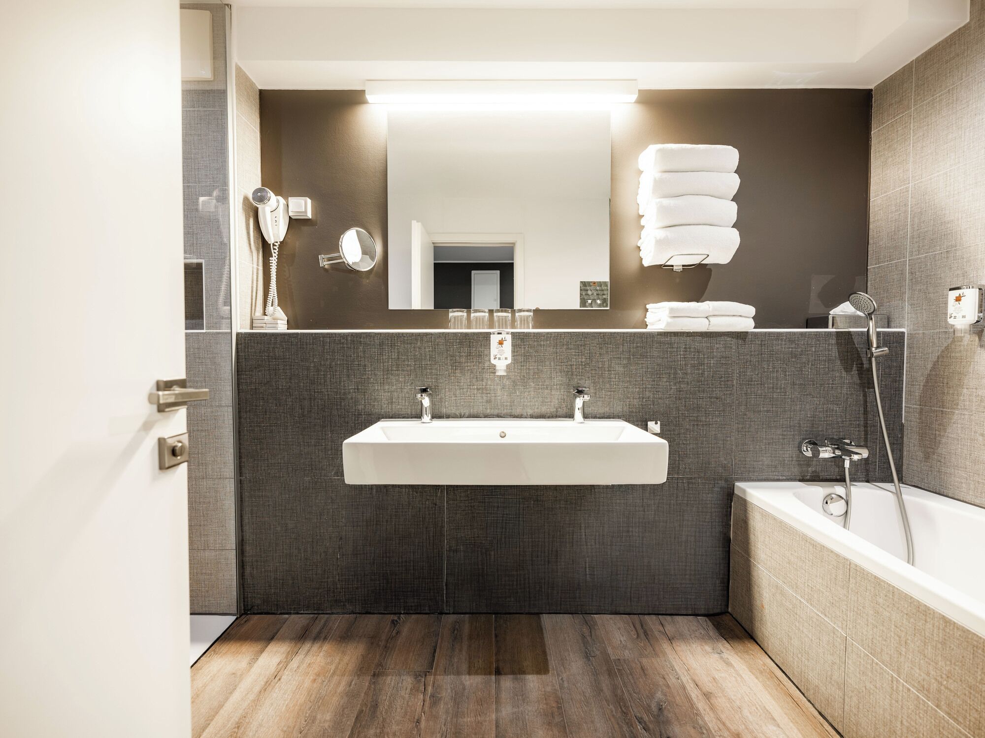 Un baño moderno con un lavamanos grande, una bañera y una ducha.
