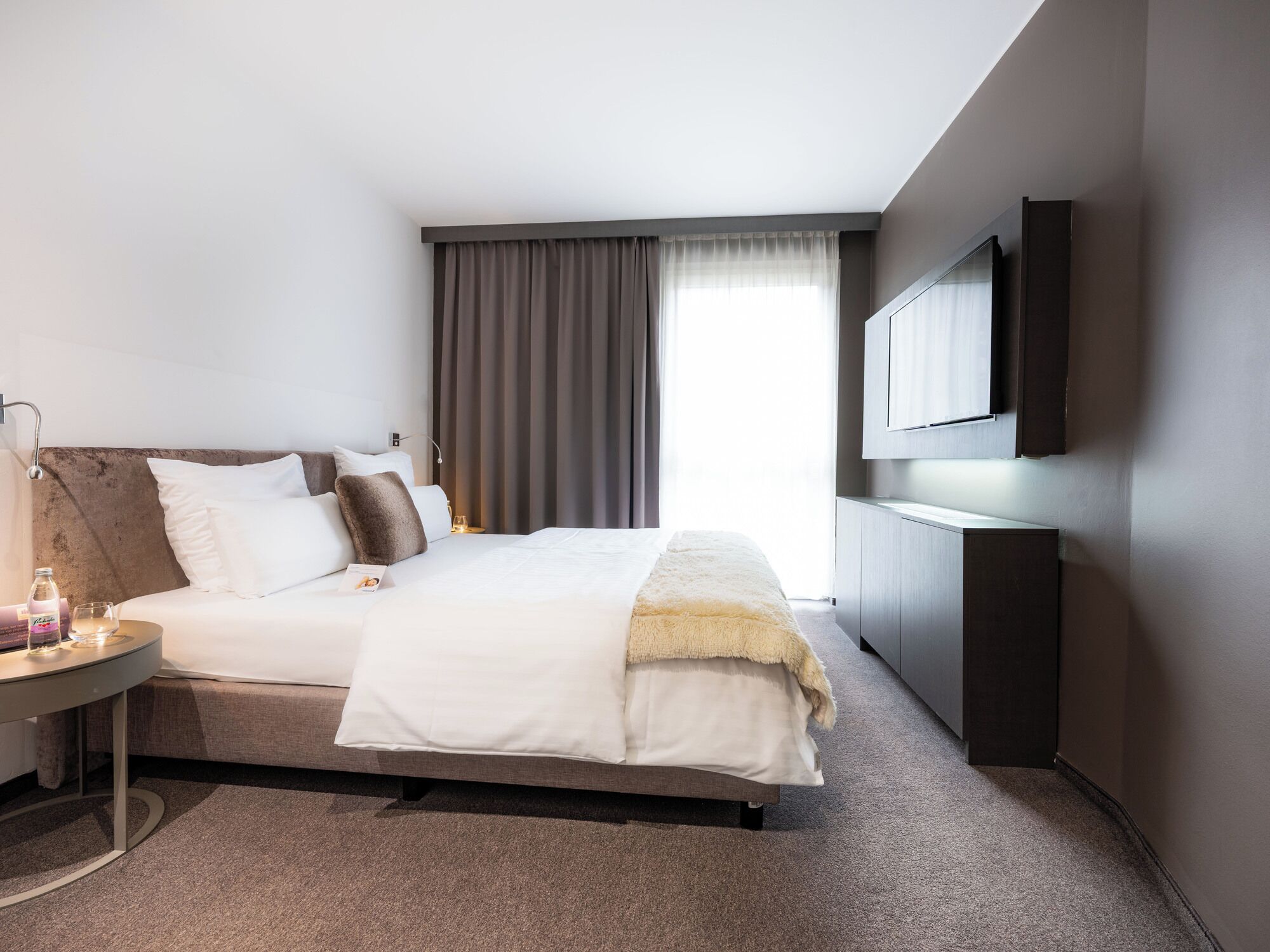 Suite – business | Sengetøy av topp kvalitet, memory foam-senger, minibar og safe på rommet