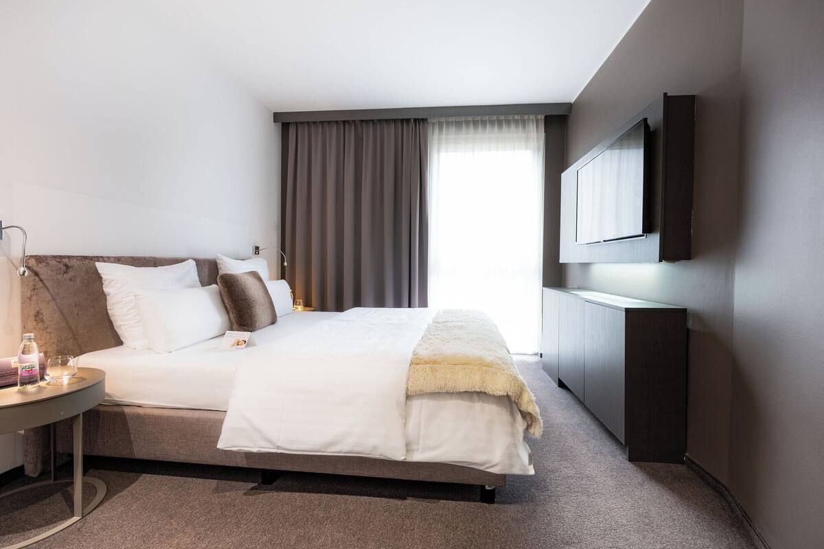 Suite – business | Sengetøy av topp kvalitet, memory foam-senger, minibar og safe på rommet