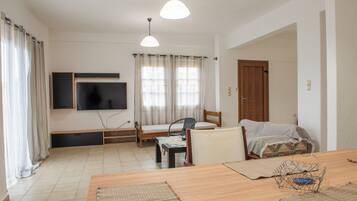 Appartement, vue mer | Coin séjour | Télévision LCD de 32 pouces avec chaßnes par satellite, télévision