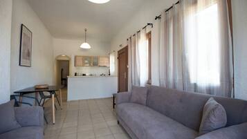 Lägenhet - utsikt mot trädgården | Eget kök | Kylskåp, mikrovågsugn (vid begäran), spishäll och kaffe- och tebryggare