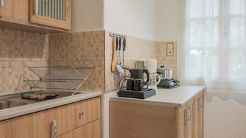 アパートメント シービュー | 専用キッチン | 冷蔵庫、電子レンジ、コンロ、コーヒー / ティーメーカー
