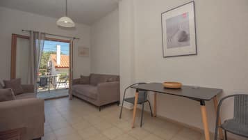 Appartement, uitzicht op tuin | Woonruimte | Een 32-inch lcd-televisie met satellietzenders en een televisie