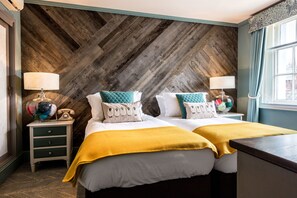 Sengetøy av topp kvalitet, senger med overmadrass og minibar