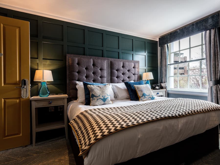 Deluxe tweepersoonskamer | Luxe beddengoed, pillowtop-bedden, een minibar, een kluis op de kamer