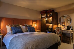 Dobbeltrom – deluxe | Sengetøy av topp kvalitet, dundyner, skrivebord og strykejern/-brett