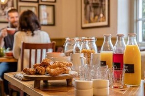 Breakfast area - The Bear Hotel (Esher)
