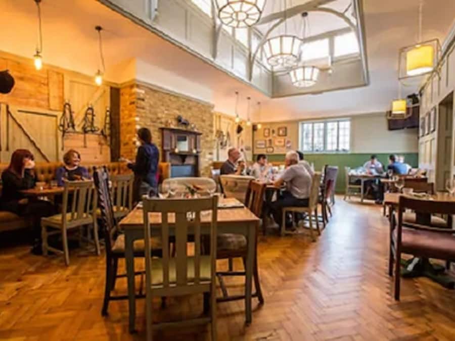 Café da manhã, almoço e jantar; culinária local