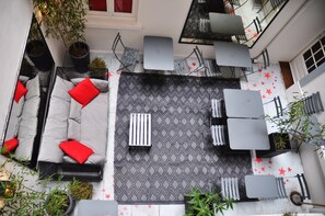 朝食 (コンチネンタル ブレックファスト)、毎日提供 (1 名様 12 EUR)