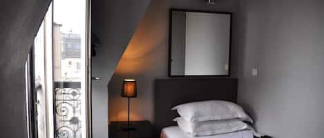 Habitación individual | Escritorio, tabla de planchar con plancha, wifi gratis y ropa de cama