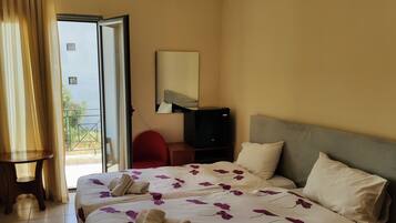 Habitación doble estándar, 1 cama matrimonial o 2 camas individuales | Decoración personalizada, muebles diferentes y wifi gratis