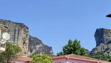 Habitación individual básica, 1 cama individual | Decoración personalizada, muebles diferentes y wifi gratis