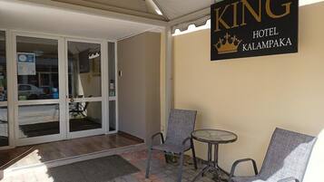 Vista frontal de la propiedad