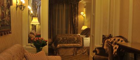 Suite (Premier) | Premium bedding, minibar, in-room safe, desk