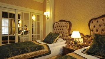 Roupas de cama premium, frigobar, cofres nos quartos, escrivaninha