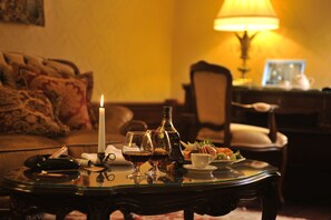 Suite (Nobilis) | Ropa de cama de alta calidad y minibar 