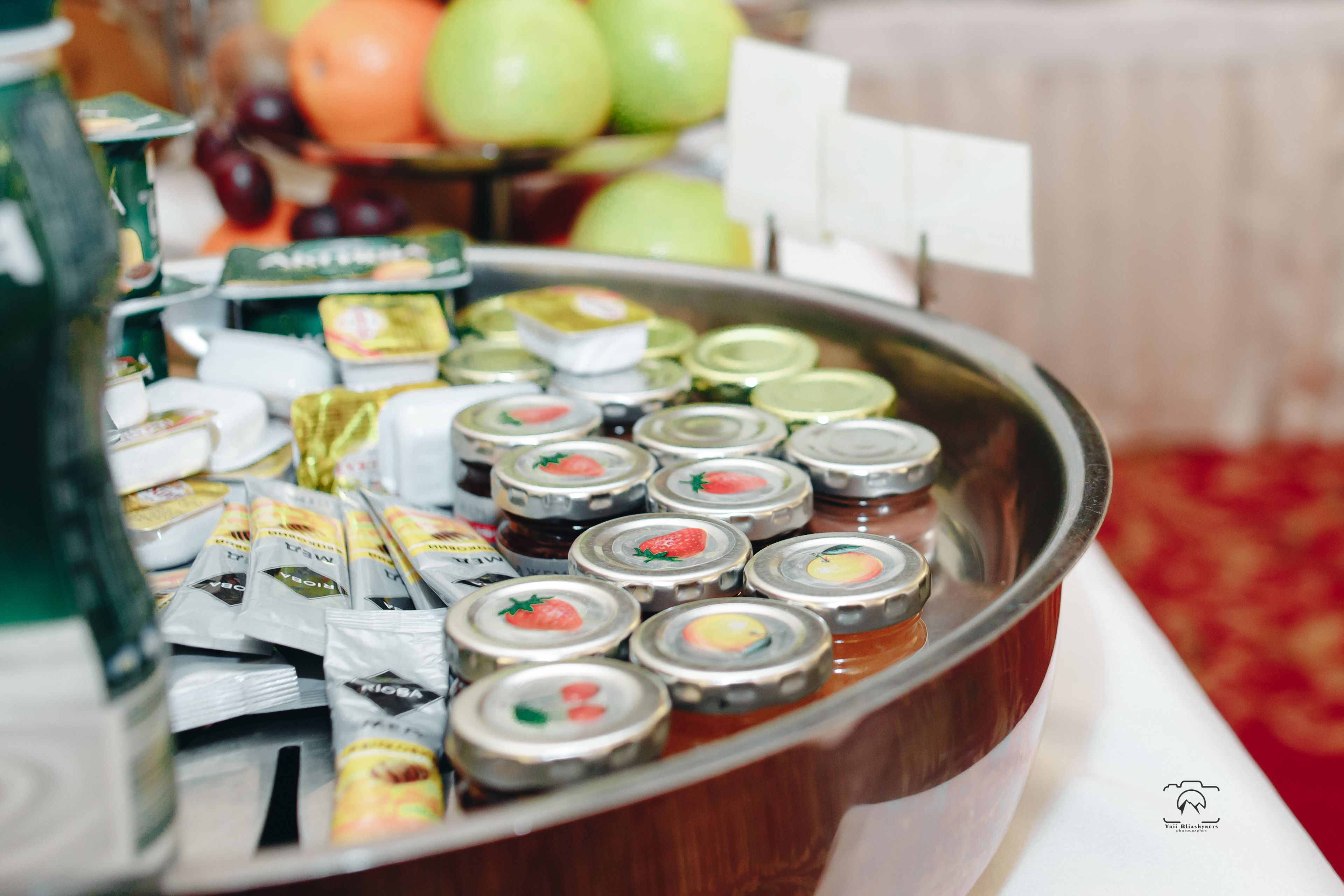 Ein reichhaltiges Buffet mit verschiedenen Speisen und Beilagen.