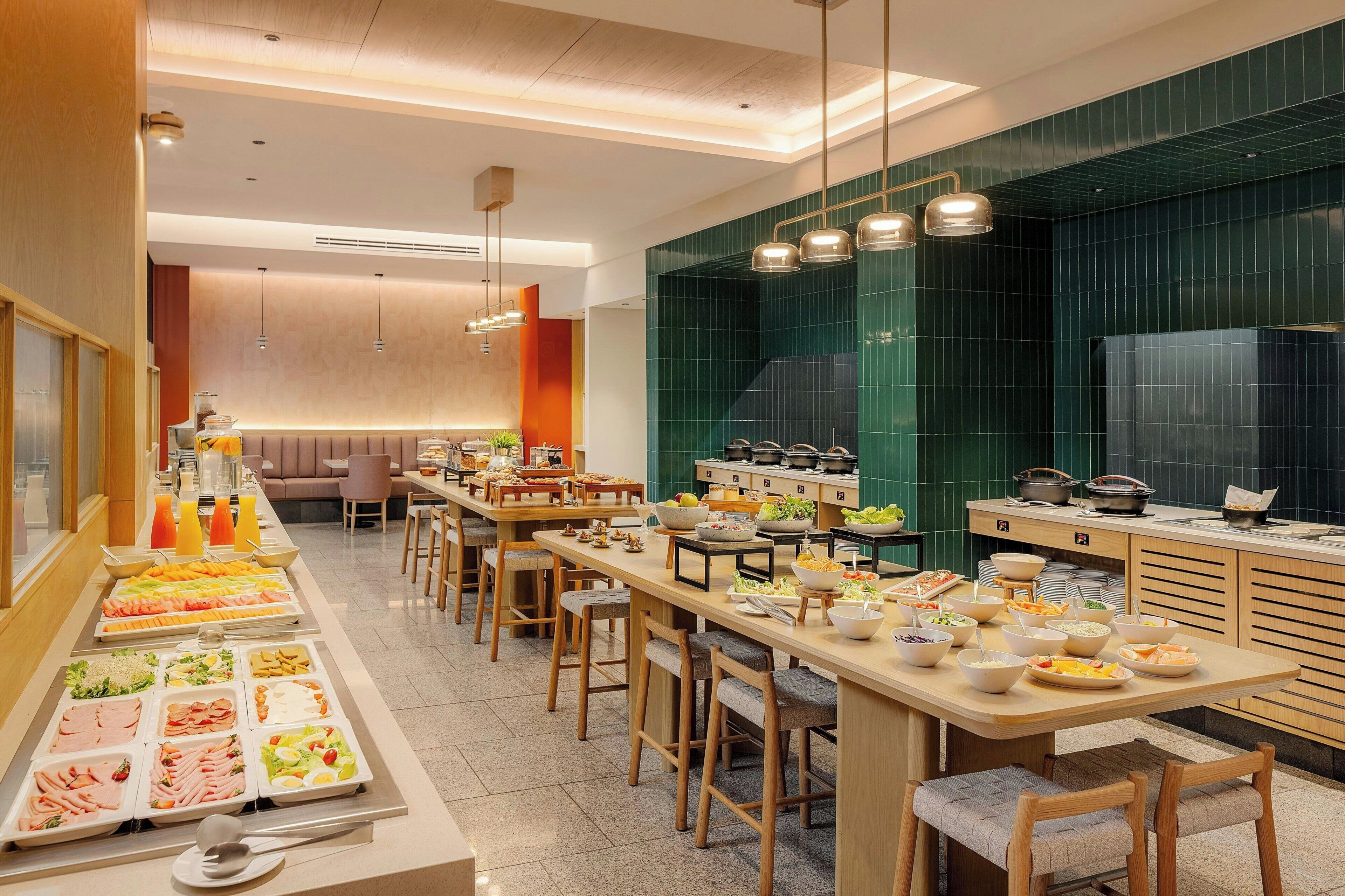 Un buffet con diversi cibi e posti a sedere.