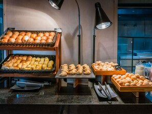 Daily continental breakfast (BRL 23 per person)