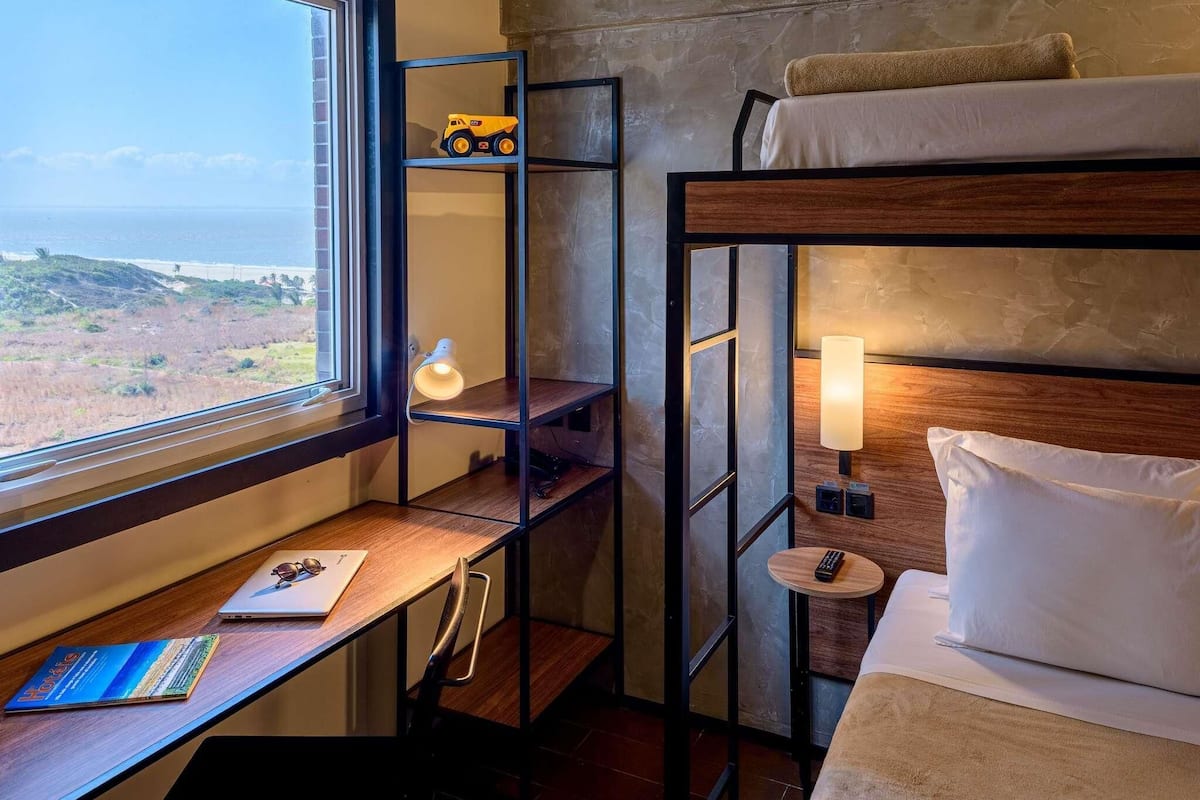 Chambre Standard, plusieurs lits | Bureau, Wi-Fi gratuit, draps fournis