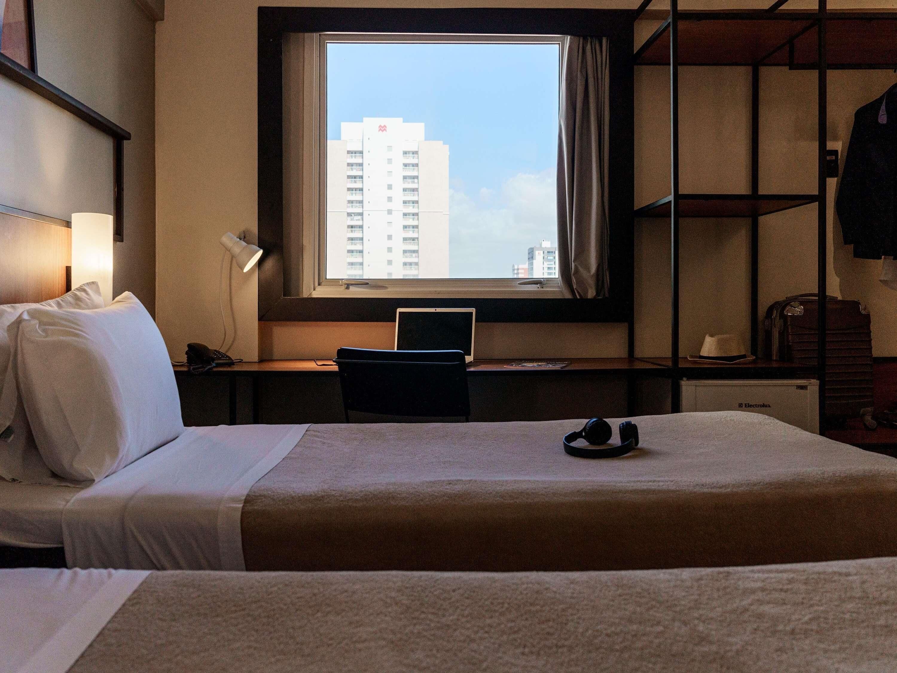 办公桌、免费 WiFi、床单