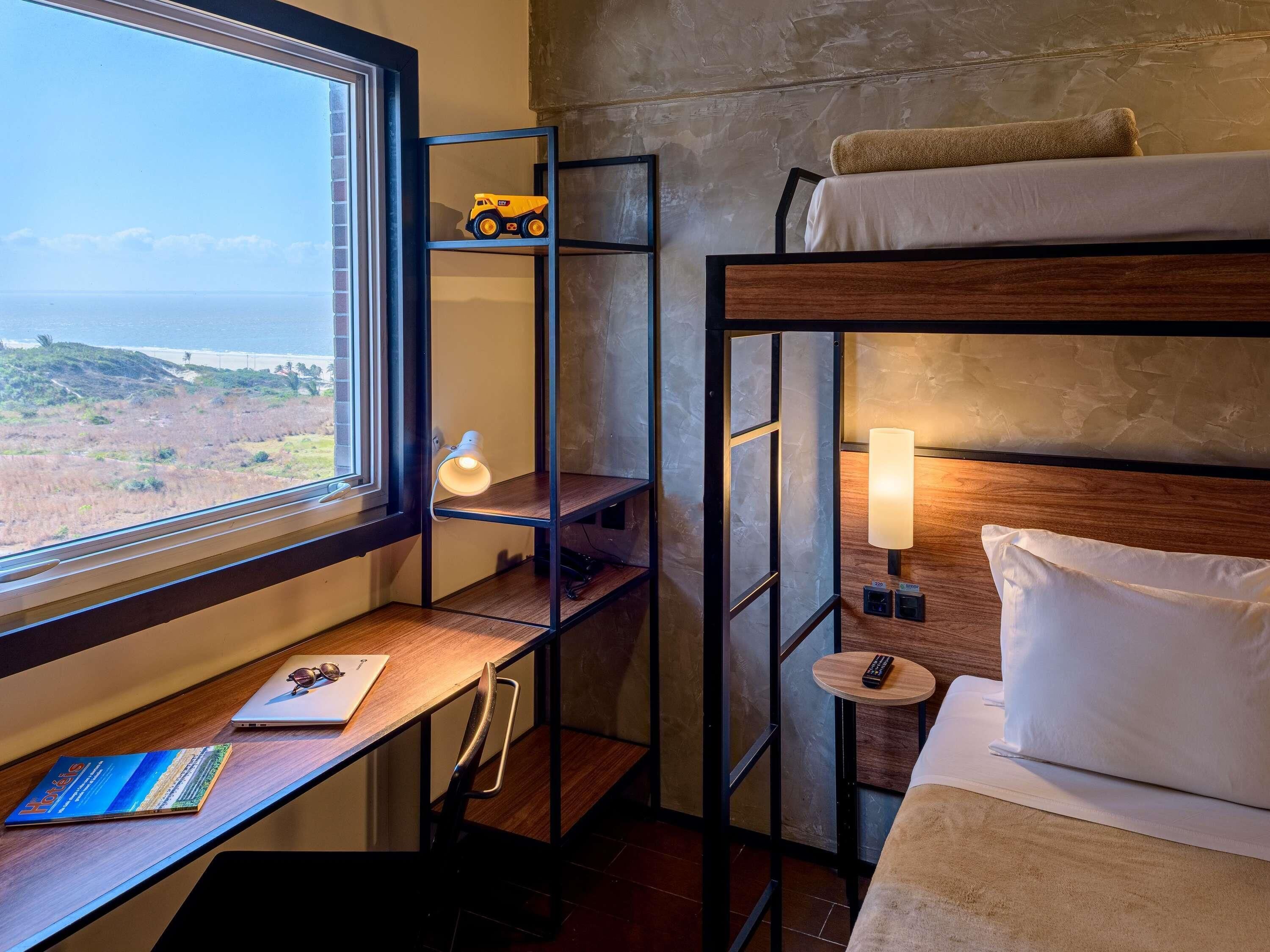 Standaard kamer, meerdere bedden | Een bureau, gratis wifi, beddengoed