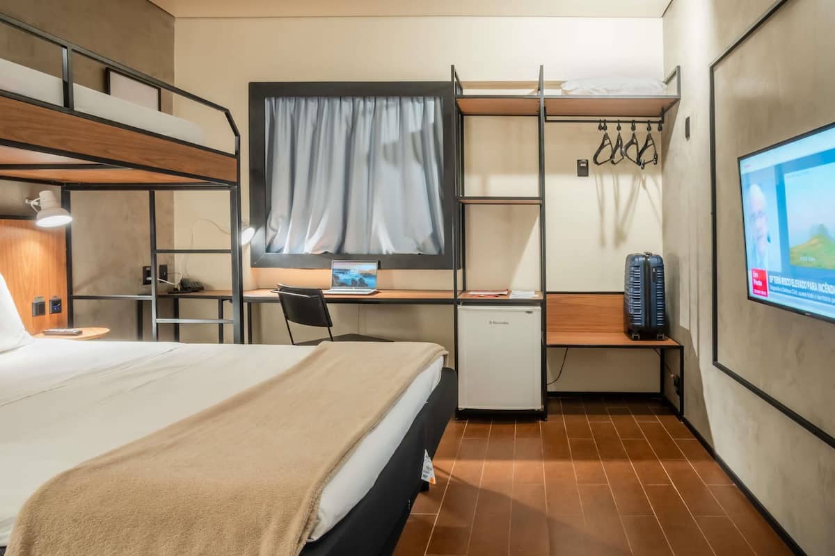 Quarto standard, várias camas | Escrivaninha, Wi-Fi de cortesia, roupa de cama