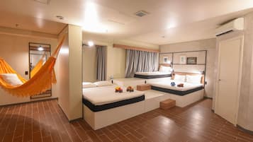 Departamento estándar, 2 camas matrimoniales | Escritorio, wifi gratis y ropa de cama