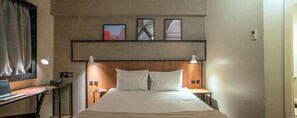 Escritorio, wifi gratis y ropa de cama 