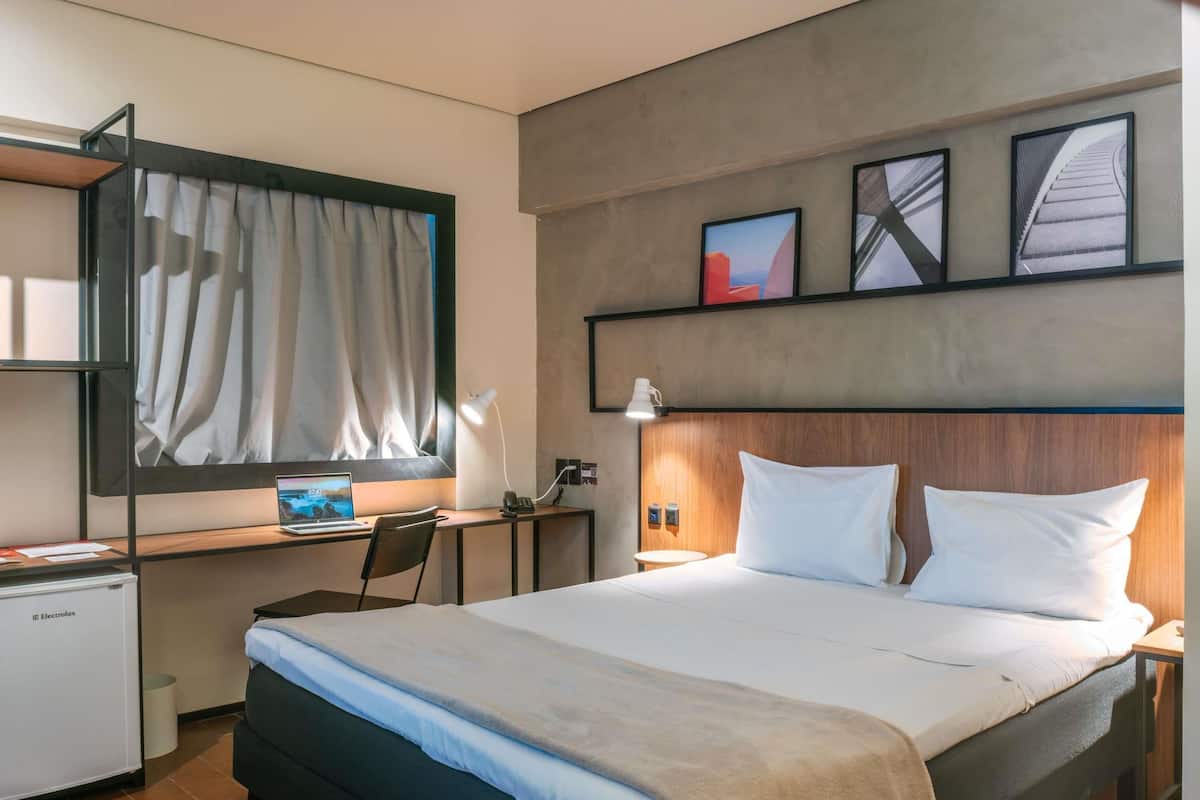 Quarto standard, 1 cama de casal | Escrivaninha, Wi-Fi de cortesia, roupa de cama