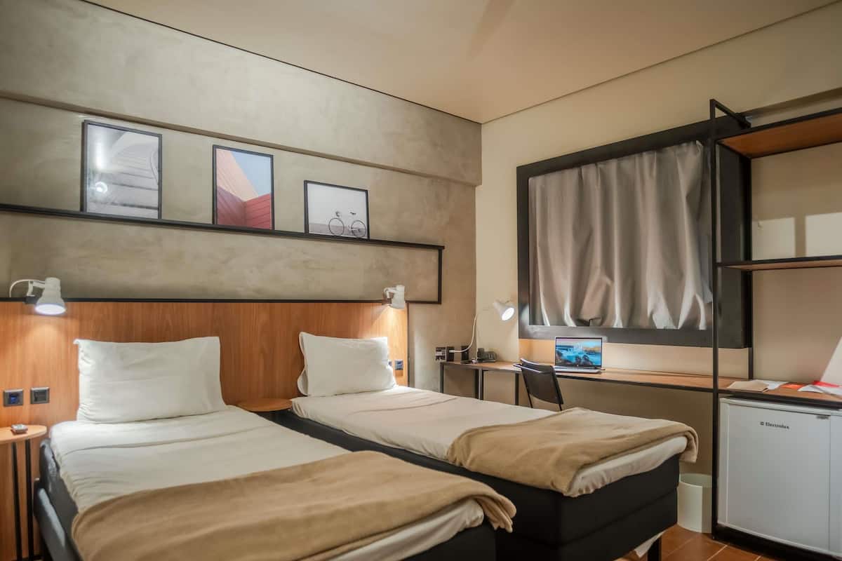 Quarto duplo standard, 2 camas de solteiro | Escrivaninha, Wi-Fi de cortesia, roupa de cama