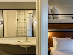Escritorio, wifi gratis y ropa de cama 