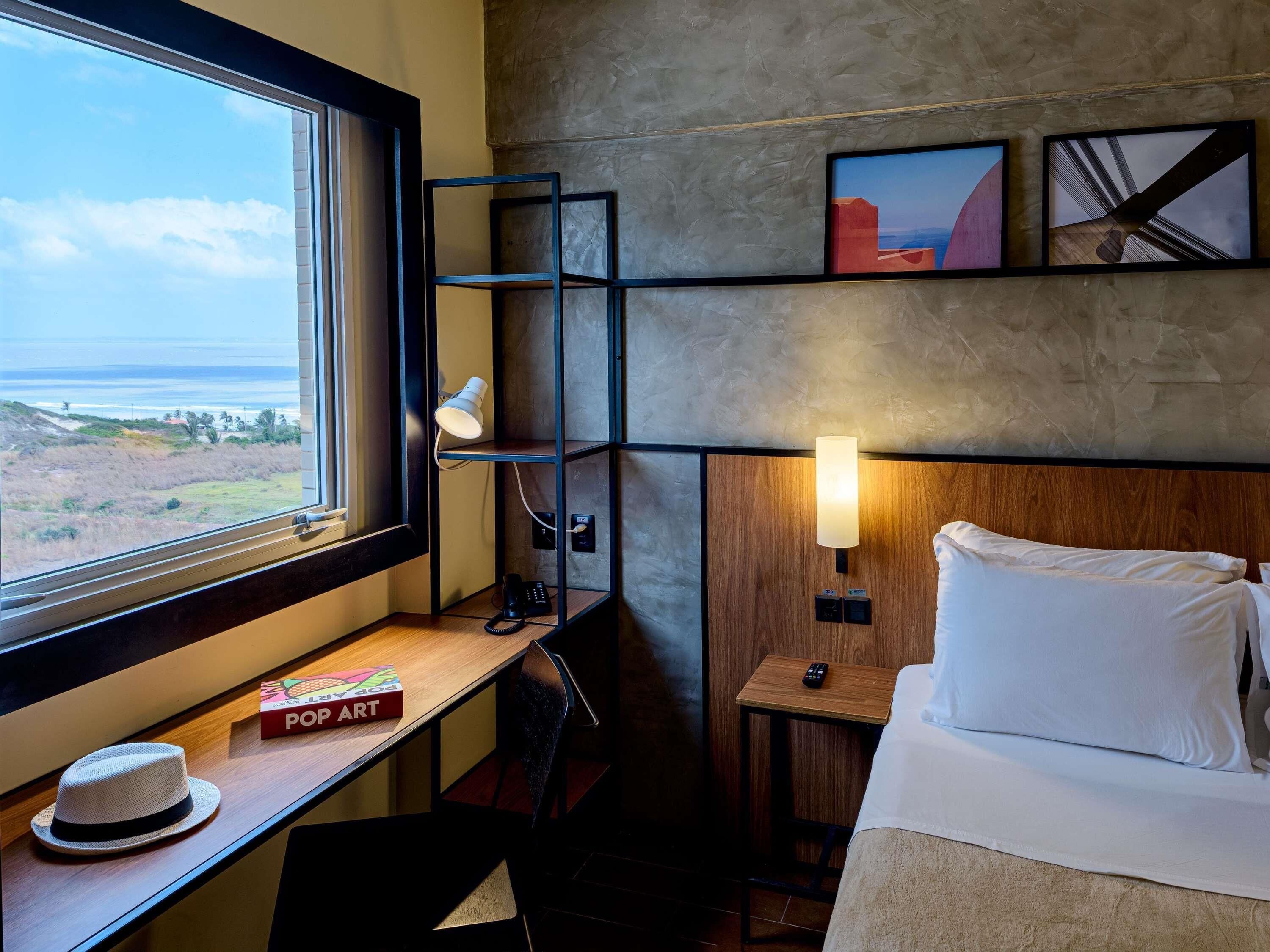 办公桌、免费 WiFi、床单