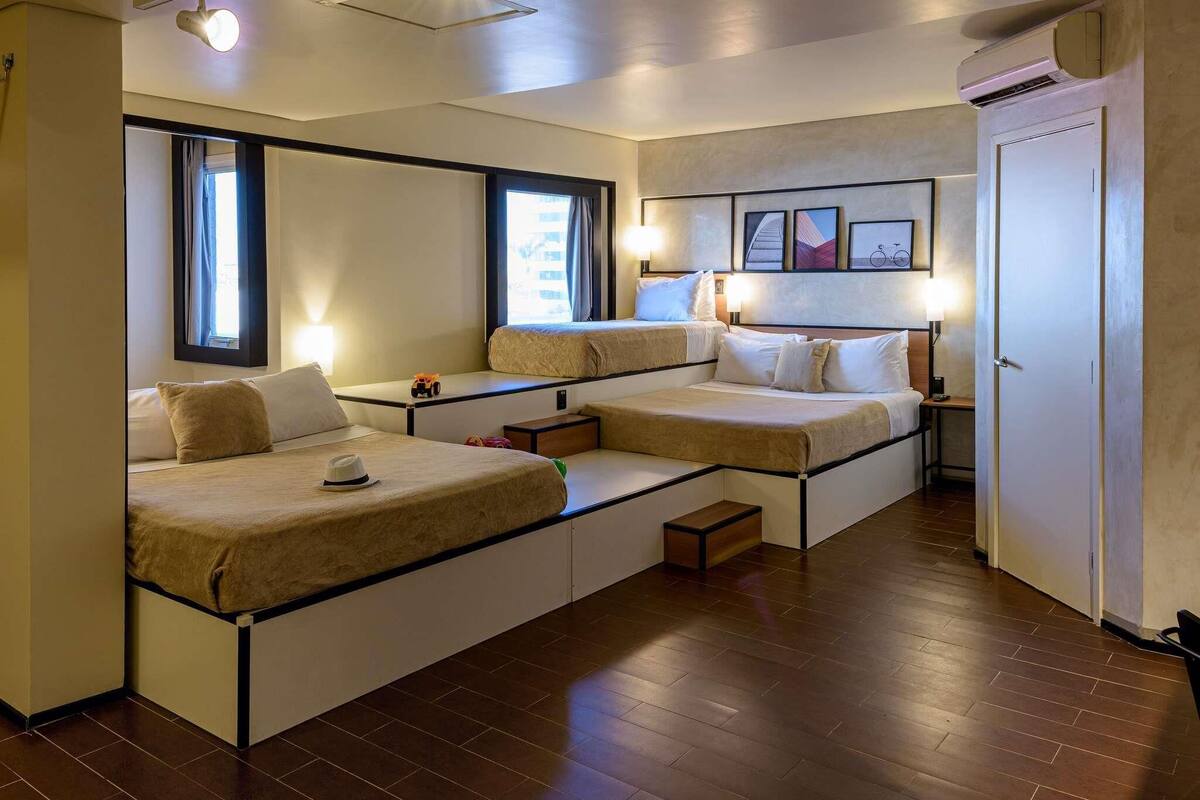 Apartamento estándar, 2 camas dobles | Escritorio, wifi gratis, ropa de cama