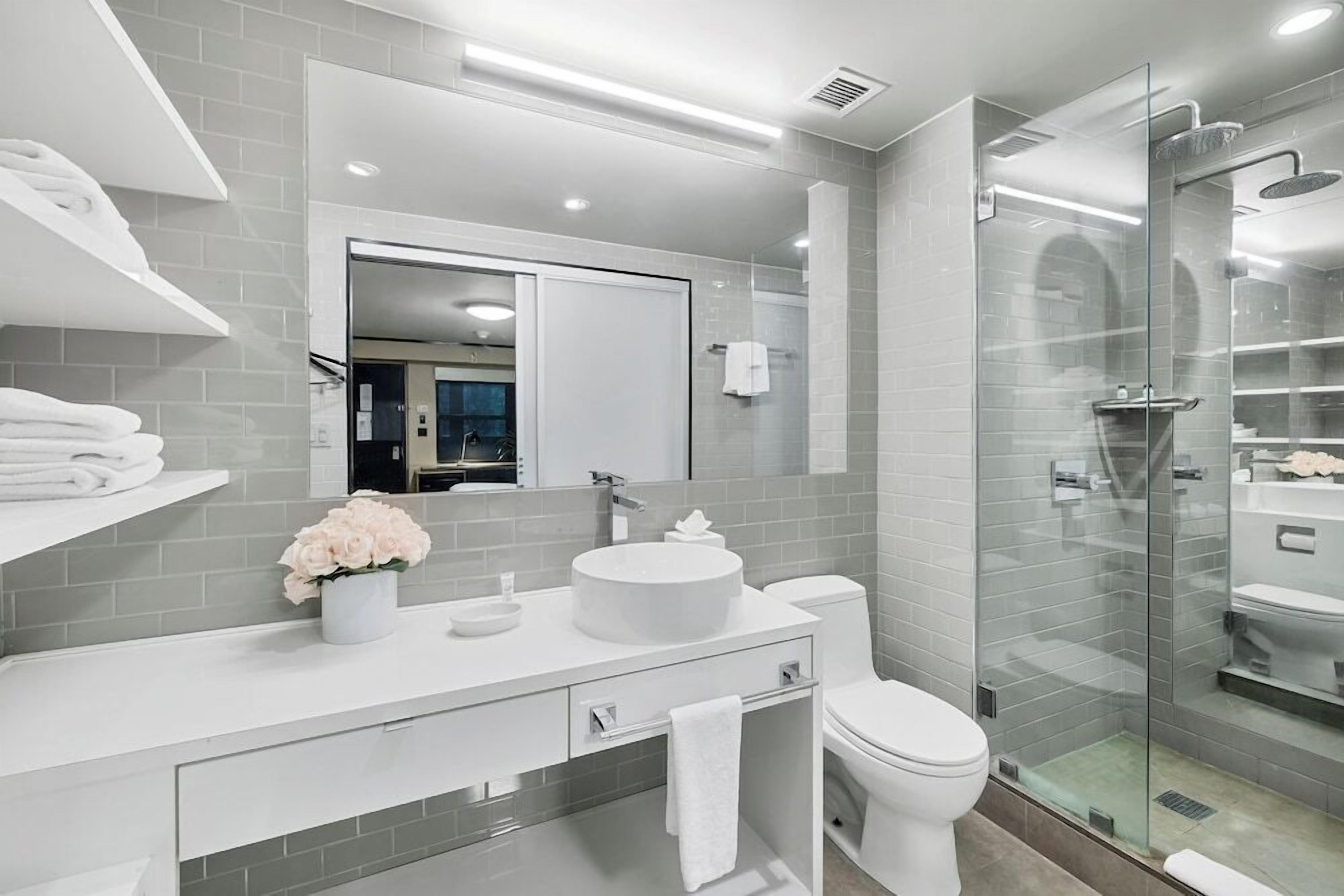 Badezimmer | Dusche, Regendusche, Designer-Toilettenartikel, Haartrockner