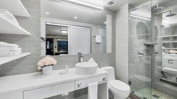 Badezimmer | Dusche, Regendusche, Designer-Toilettenartikel, Haartrockner