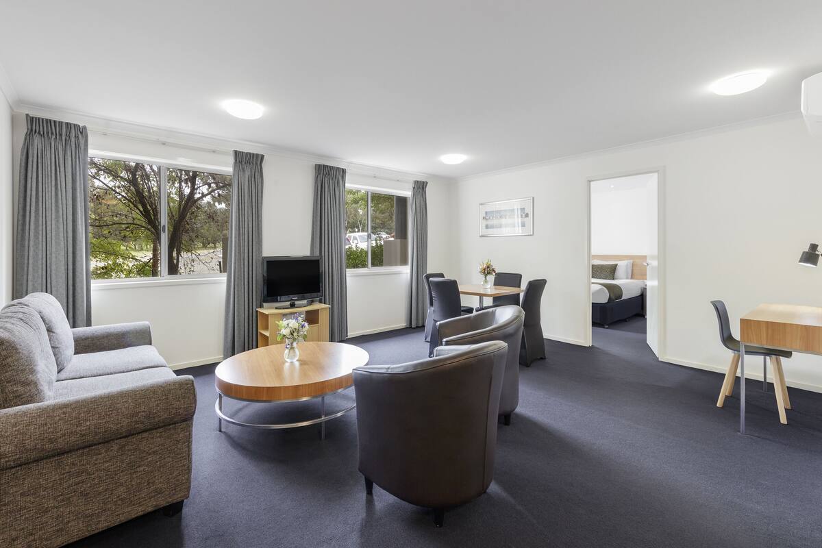 Habitación ejecutiva, 1 cama de matrimonio grande | Zona de estar | Televisión de pantalla plana de 40 pulgadas con canales digitales