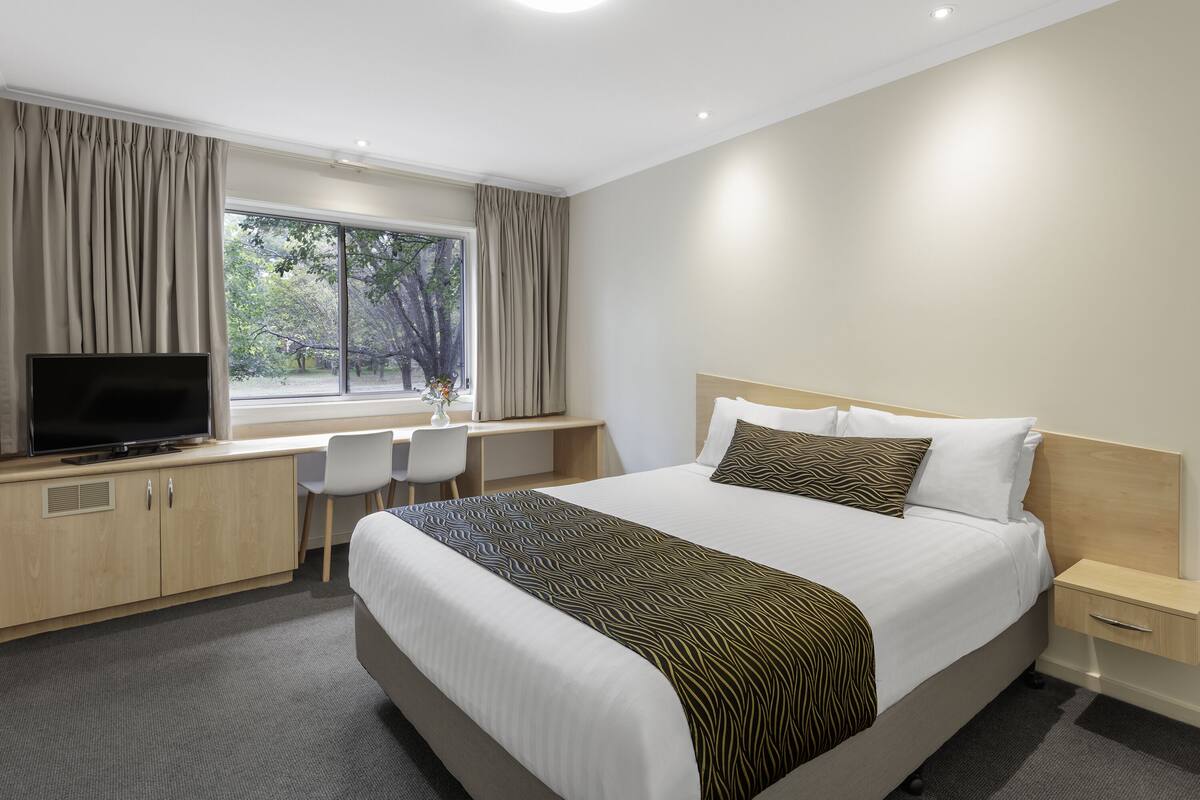 Habitación estándar, 1 cama de matrimonio | Ropa de cama de alta calidad y escritorio
