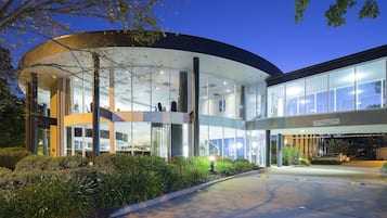 Fachada de la propiedad por la tarde o noche