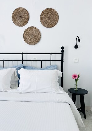 Superior Room | Pillowtop beds, free WiFi, bed sheets - Villa Fotini (Santorini)