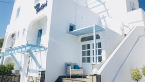 Un edificio blanco con un letrero que dice "Hotel de la Mer".