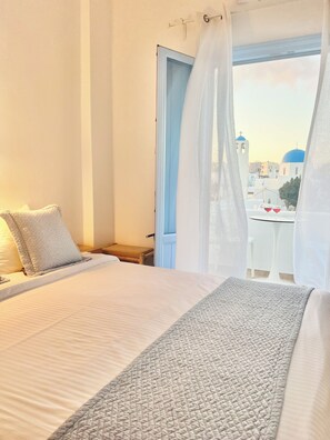 Deluxe Double Room | Pillow-top beds, free WiFi, bed sheets - Villa Fotini (Santorini)