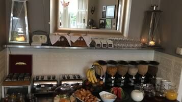Daily cooked-to-order breakfast (GBP 12.50 per person)
