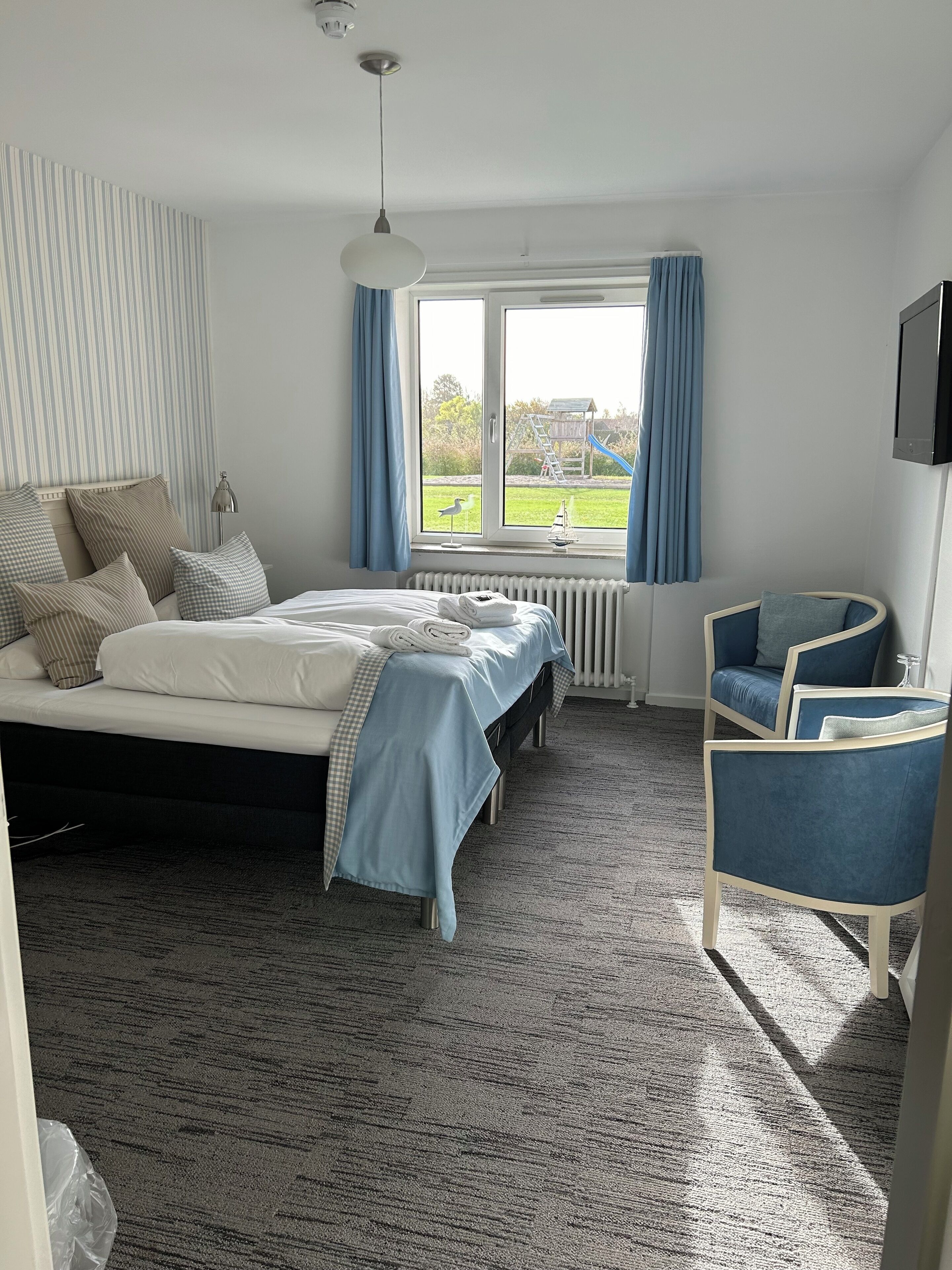 Habitación Confort con 1 cama matrimonial o 2 individuales, baño privado | Edredón, decoración personalizada, muebles diferentes y escritorio 