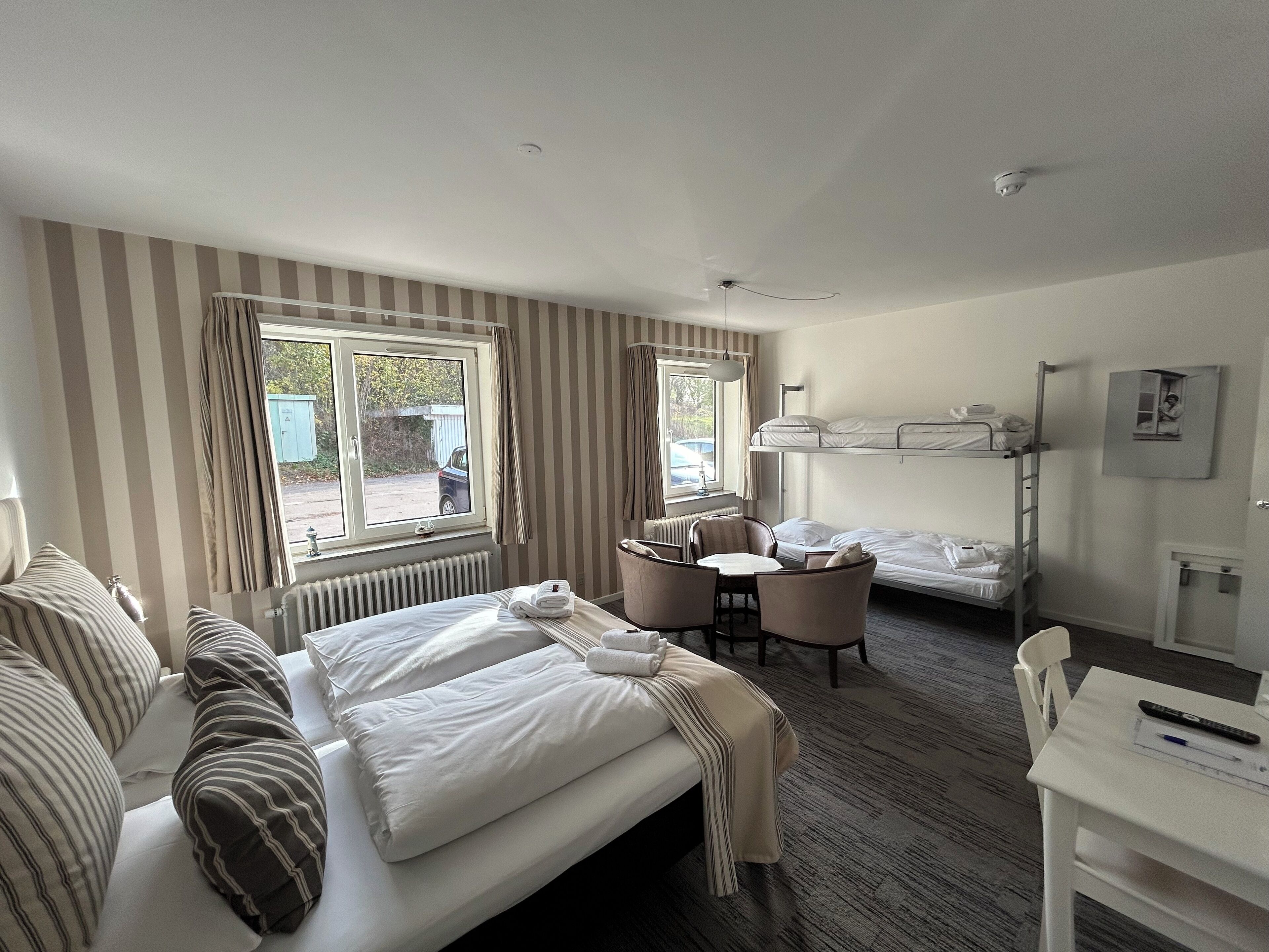 Habitación familiar, baño privado | Edredón, decoración personalizada, muebles diferentes y escritorio 