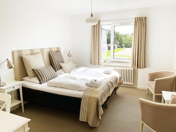 Down duvets, individually decorated, individually furnished, desk