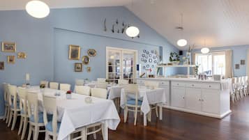 Frokostbuffé hver dag (DKK 85 per person)