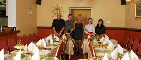 Breakfast, lunch and dinner served