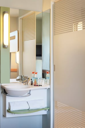 Habitació triple, diversos llits | Bany | Dutxa i articles de tocador respectuosos amb el medi ambient