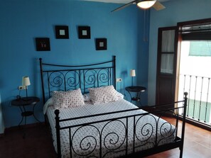 Kamar Triple | Selimut bulu angsa, meja kerja, dan ruang kerja ramah laptop